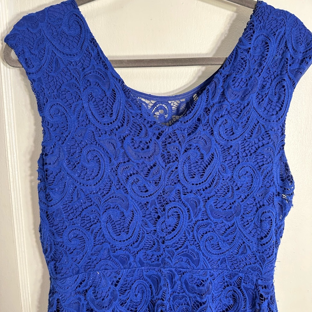 Lace/ lined. Beautiful blue. Women’s dress . Size 10 . Sleeveless. Vneck